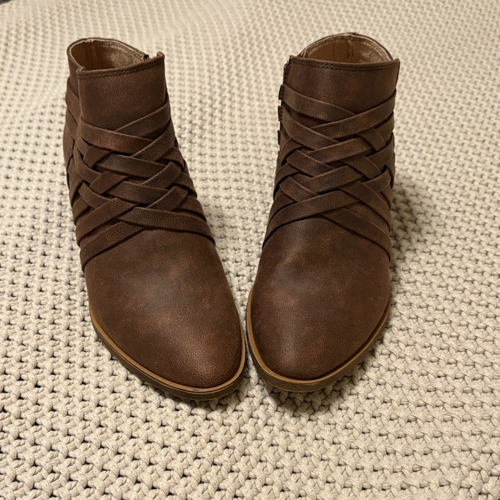 Life Stride Women's Brown  Prairie Ankle Boots
Woman’s Size 8